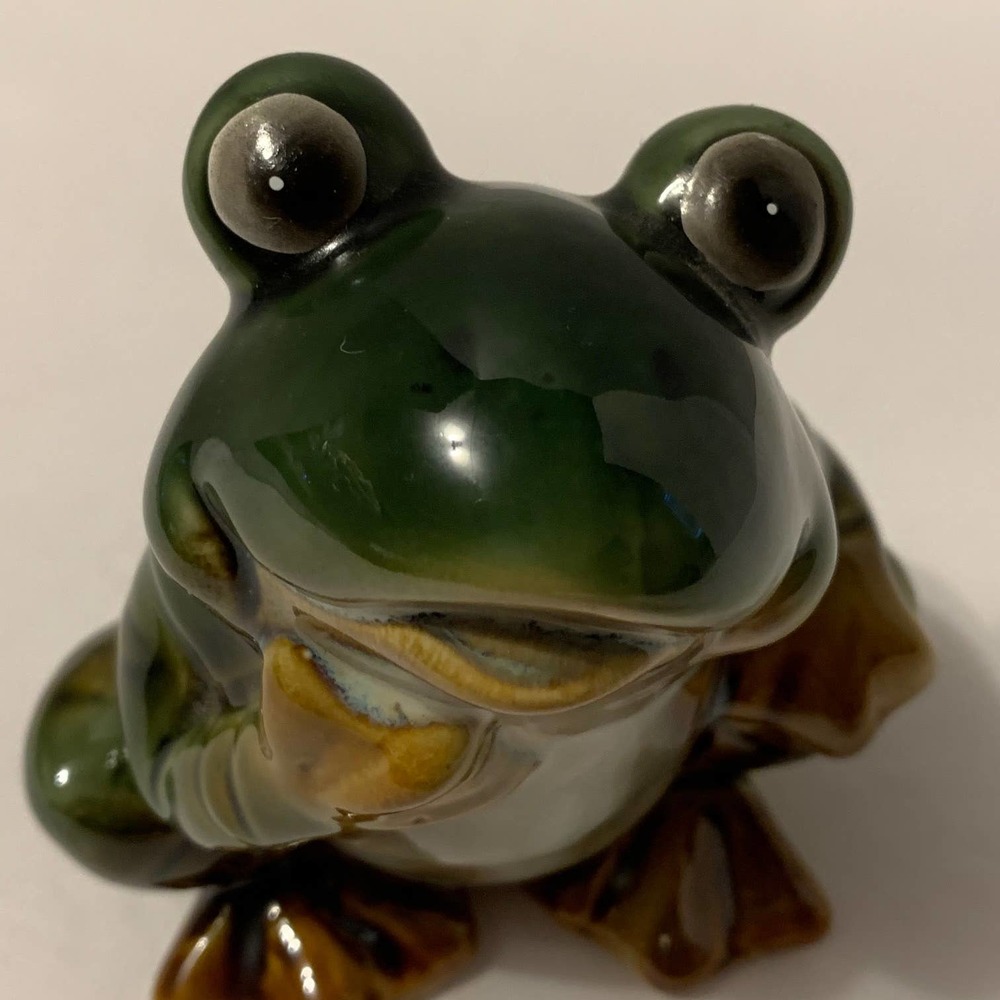 b&B Pottery Thinking‎ Frog Figurine